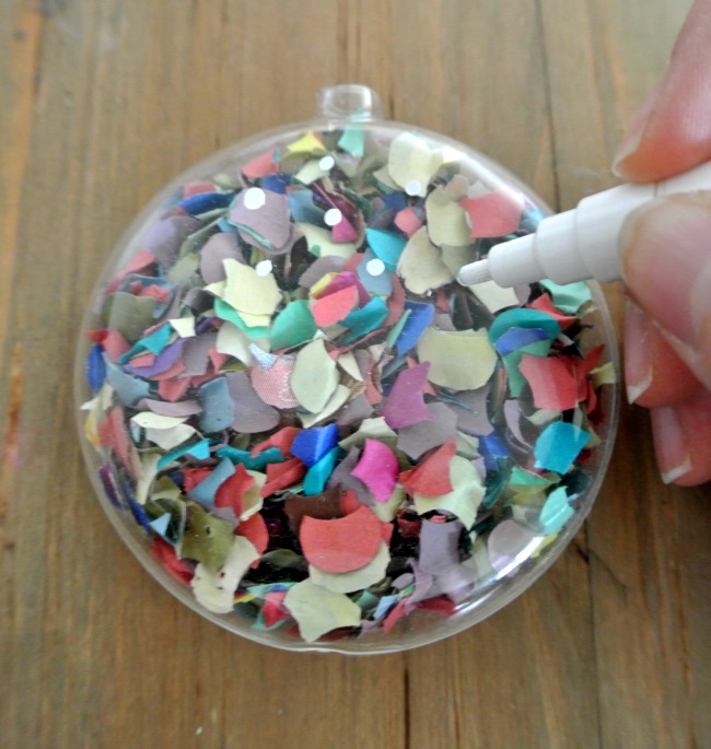 Weihnachtskugel Konfetti DIY